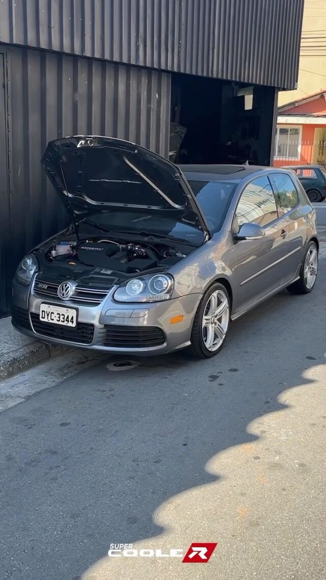🔥🚗💨 Projeto no R32 mais conhecido do Brasil💪 🌡️ Desenhamos e produzimos o intake sob medida para esse R32 do @motorfort  📐Por conta de problemas na captação de ar, o Golf chegava a perder 80cv na alta. 📐 Para solucionar esse problema estudamos o pouco espaço disponível acima do motor e desenvolvemos um intake sob medida.Se liga no resultado👉Peças: @supercooler.intercoolerPreparação: @motorfort Curtiu o projeto? Faça um orçamento sem compromisso no 📱11 95637-2874#audis3 #audis38v #audis3club #audia3 #audi #audisport #rebaixado #rebaixados_#r32 #golfr32 #golfgti